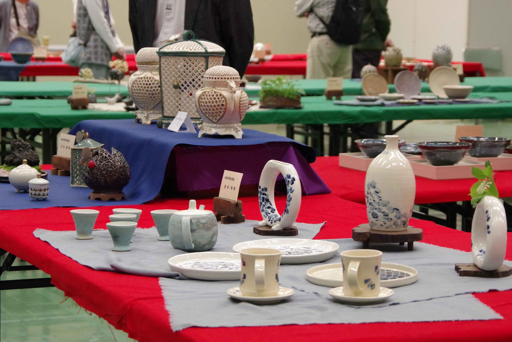 陶芸展の会場の様子の写真