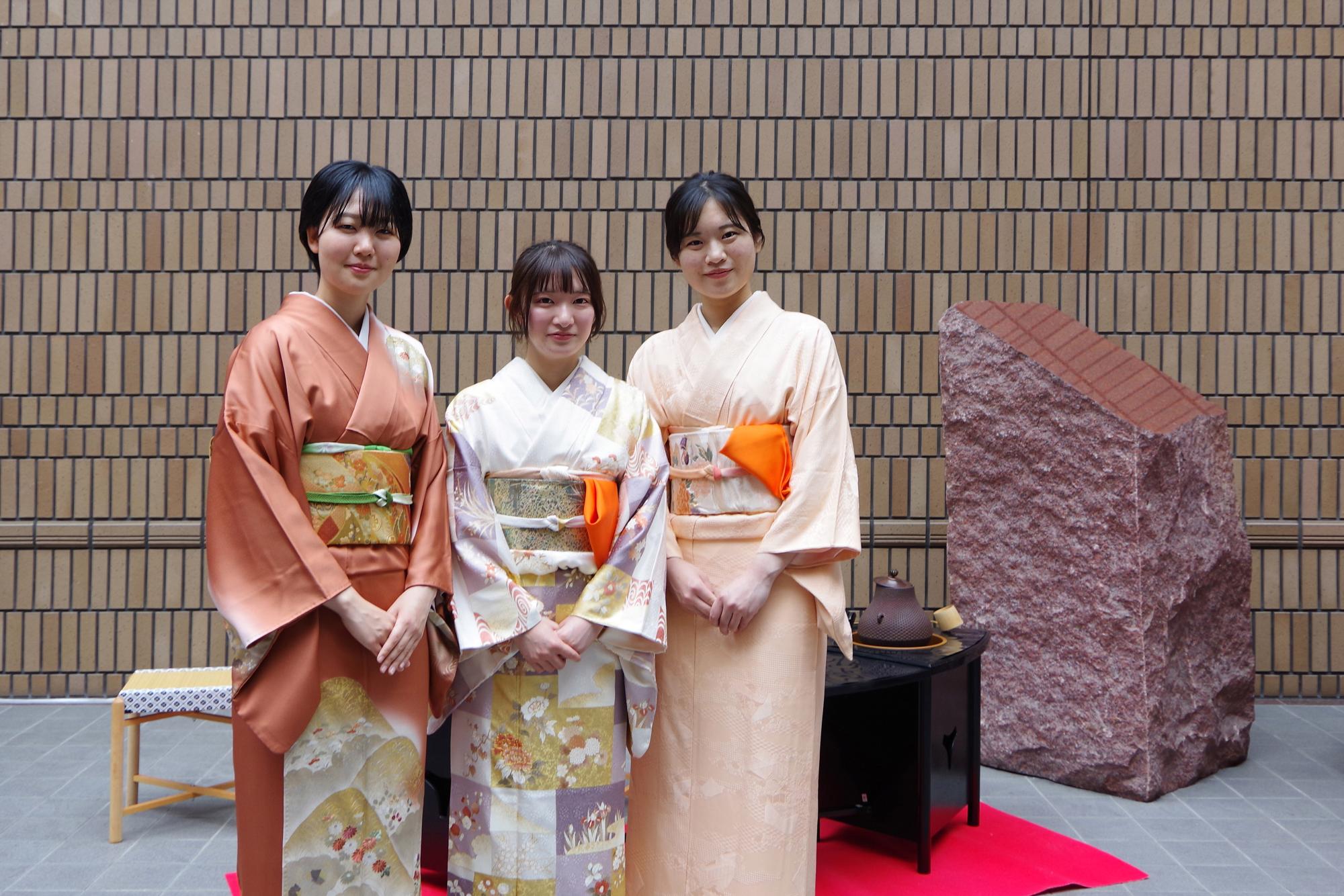 お運びを務めた着物姿の皆さんの写真