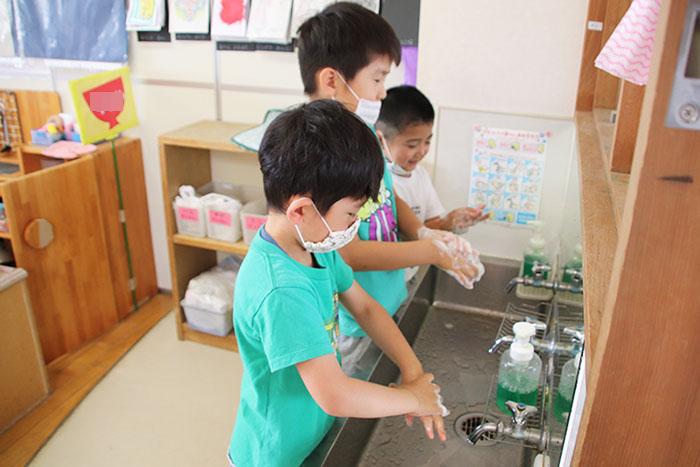 話を聞いた後、手洗いを実践する園児たち