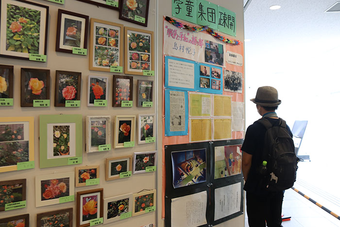 展示を隅々まで眺める来場者