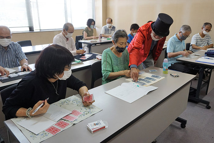 手順を繰り返し覚える参加者