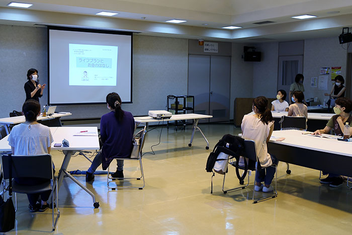 講師の話に真剣に耳を傾ける参加者