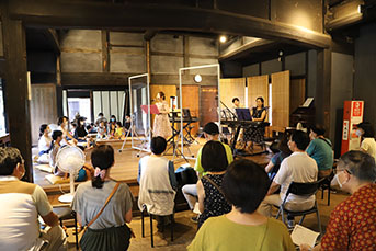 優しい演奏と透き通る歌声が古民家に響き渡る