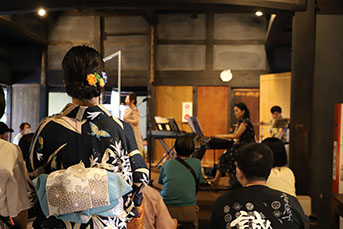 古民家らしく浴衣で聴きに来ている女性も
