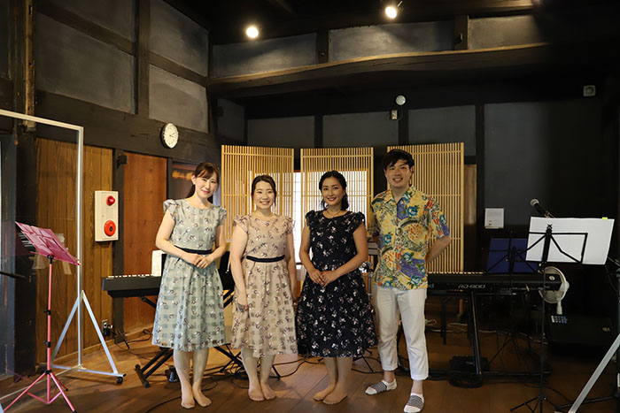 大学の同級生で結成。おそろいのワンピースもすてき
