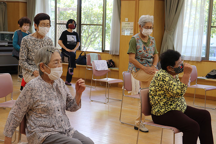 にっしん体操を行う参加者たち