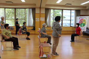 日進市運動普及推進員とリズム体操を行い、参加者は楽しそうです