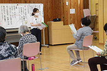 フレイルについて説明する保健師の話を聞く参加者