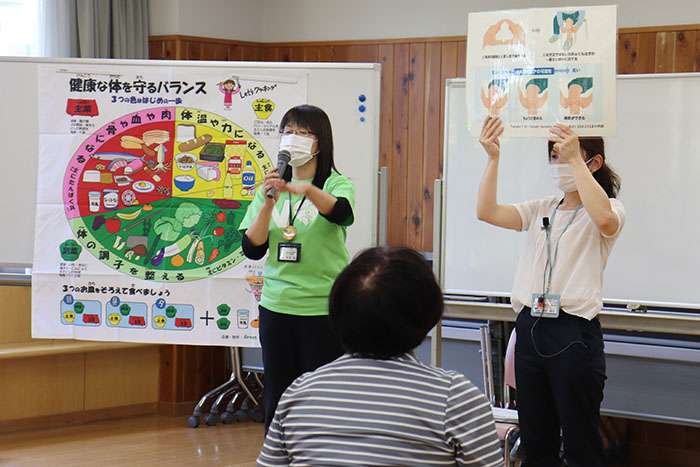 自分でできる「指輪っかテスト」や栄養バランスの良い食事の重要性について説明をする管理栄養士