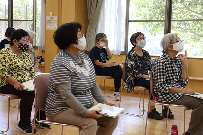 うなずきながら熱心に聞き入る参加者