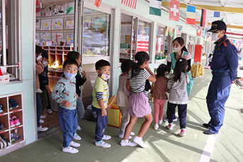 園庭へ避難する園児たち