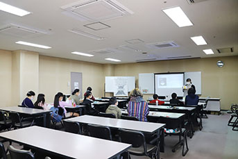 参加者はメモを取りながら真剣に耳を傾けていました
