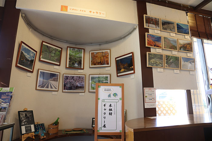 木祖村の風景写真や木工製品が並びます