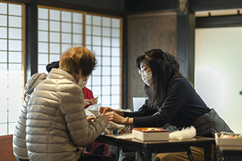 講師の指導を受ける受講者