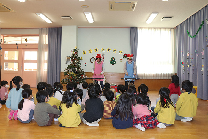 保育士によるクリスマスソングの演奏