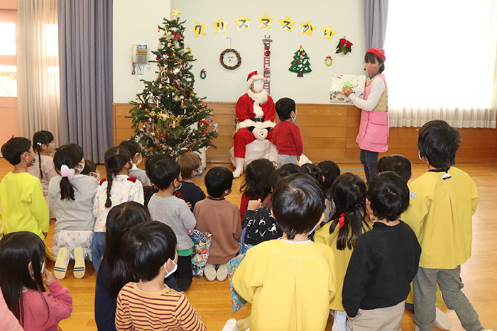 サンタクロースから園で使うおもちゃのプレゼントもありました