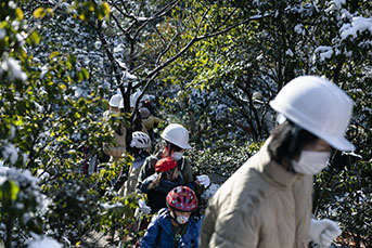 北高上緑地内の作業ポイントまで山を登ります