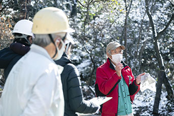 家庭でのシイタケの育て方を説明する日進里山リーダー会会員