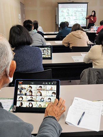 タブレットの操作に慣れていく参加者