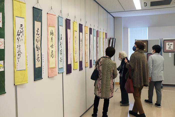 熱心に作品を鑑賞する来場者