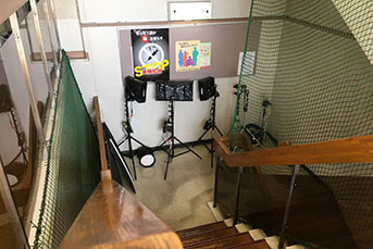 撮影現場の階段と踊り場