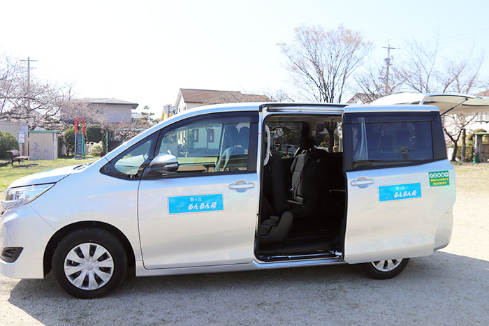 お出掛け支援車「南ケ丘♪るんるん号」の外観