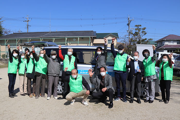 支援車の前で関係者が記念撮影をしました