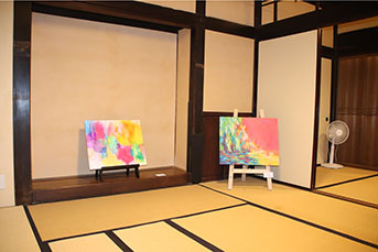 古民家の畳敷きの部屋に展示される作品