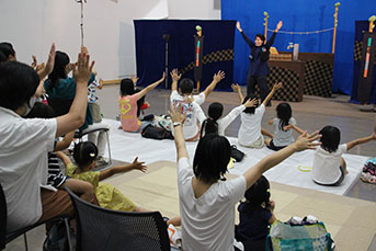 ダンスの時間を楽しむ観客