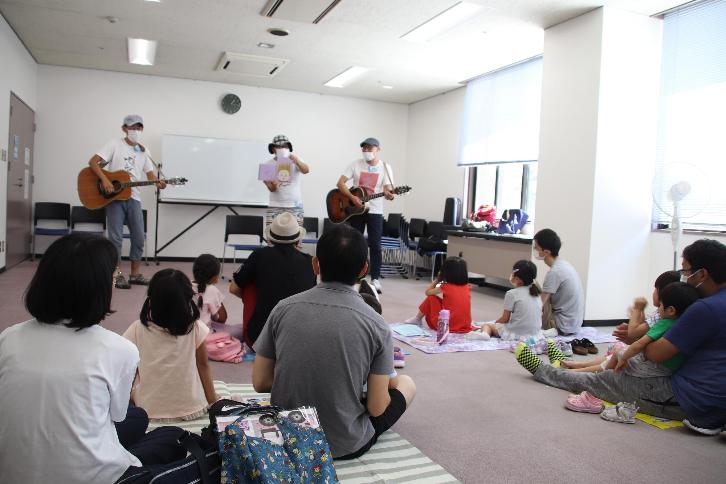 ゆったりとした空間で楽しむ「絵本ライブ!」笑顔があふれていました。