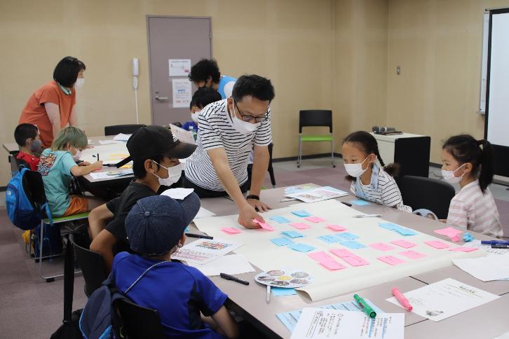 SDGs子ども会議の様子。のびのびと意見を交わしていました。