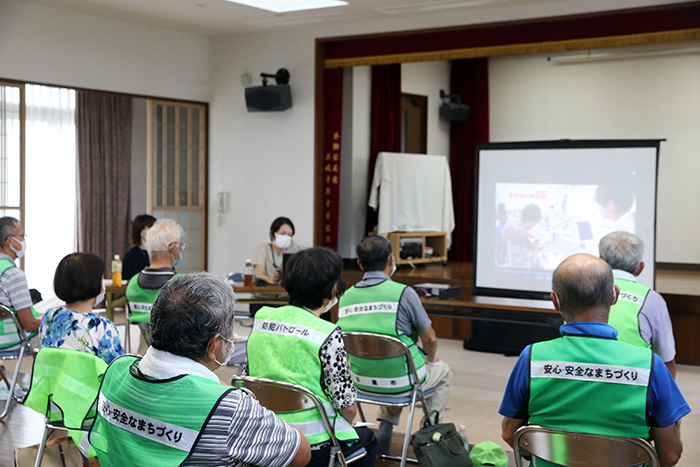 講座を受講するほんごう自主防犯パトロール会のメンバー