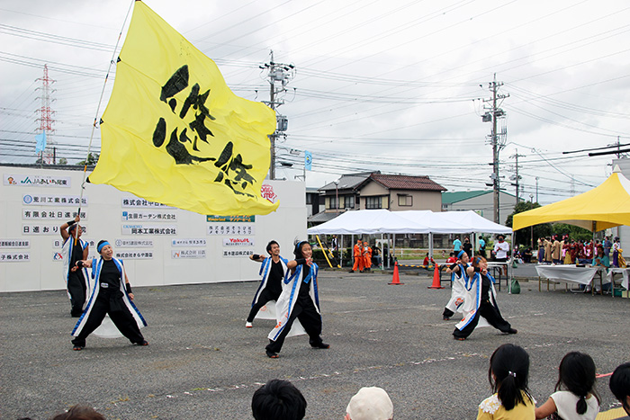 目を引く団体旗とともに笑顔でステージに立ちました