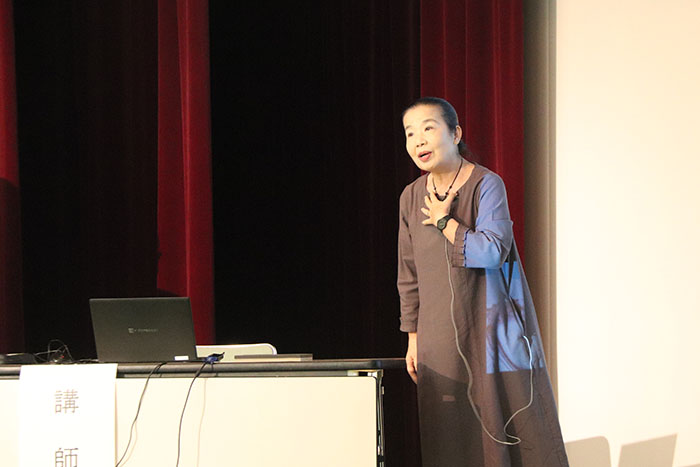 講師の石田さんが参加者に語りかける様子