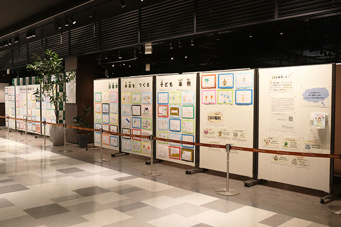 条例の紹介と子どもたちが描いた絵の展示