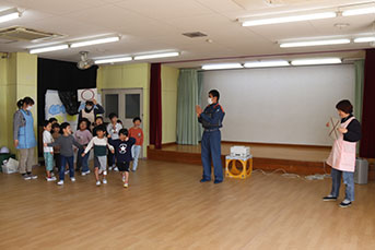 クイズ大会を楽しむ園児たち