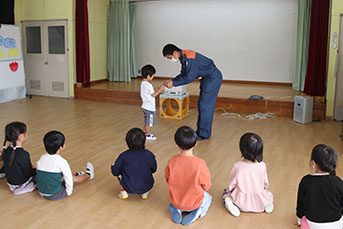 「幼年消防クラブ員の証」のカードが手渡されました