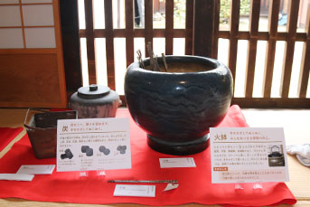 火鉢などの展示