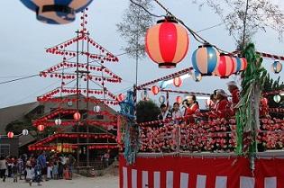 提灯祭り・納涼祭(赤池)の舞台で歌を披露している写真