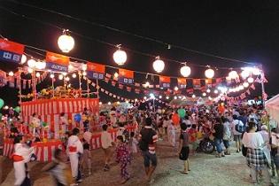 折戸盆踊り大会で参加者が踊っている写真