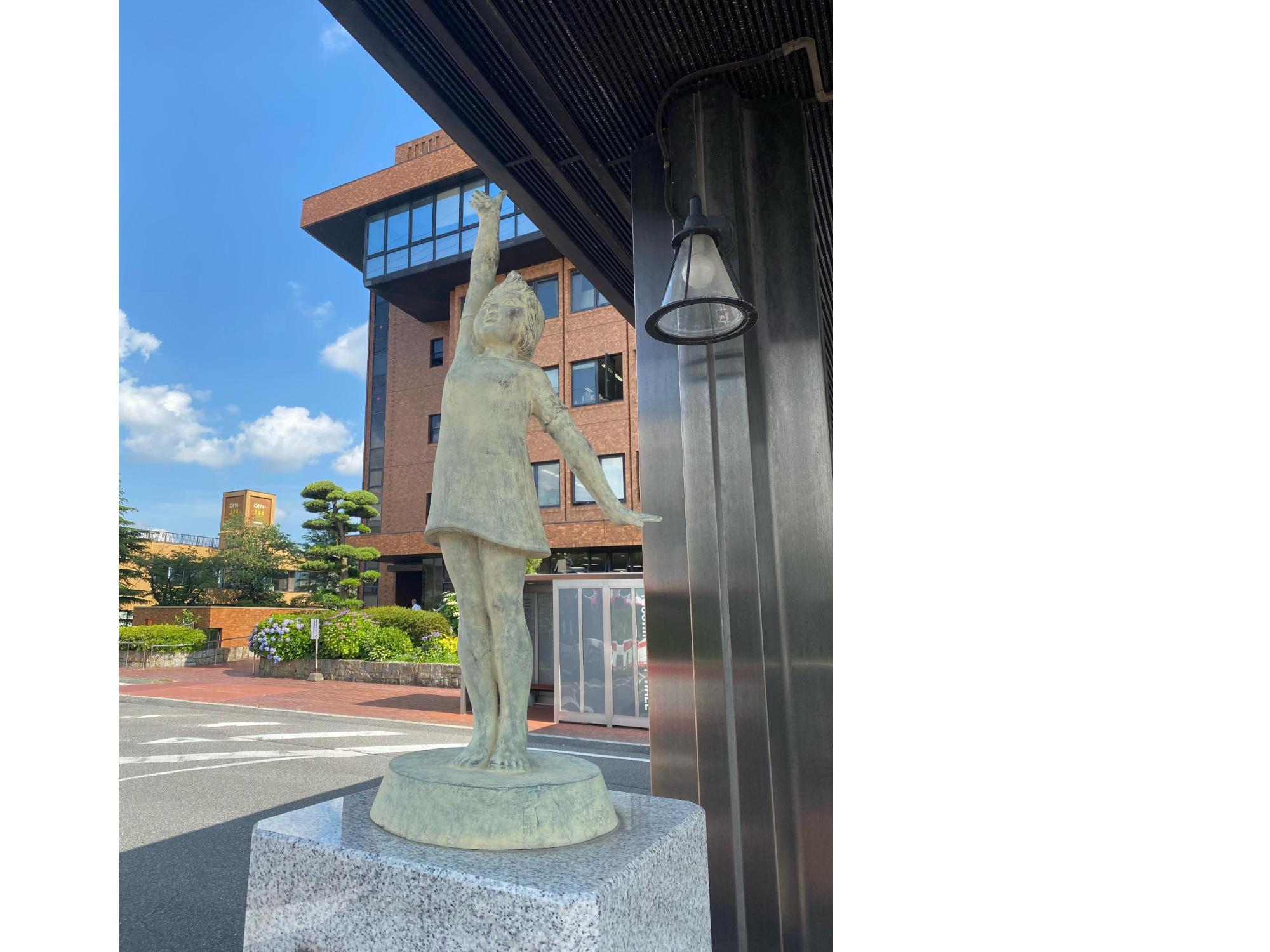 少女のブロンズ像「平和」