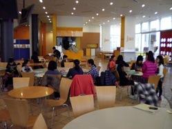 学生さんたちと昼食をたべている写真