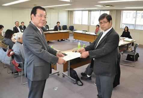 市長へ答申を手渡ししている写真
