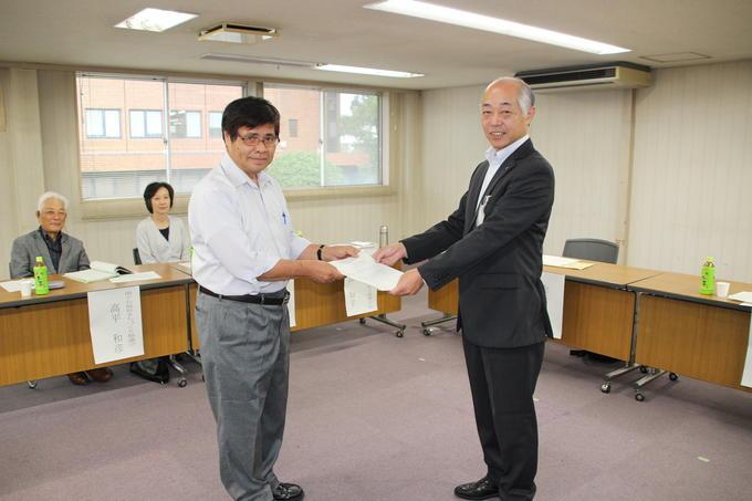 市長へ答申を手渡ししている写真