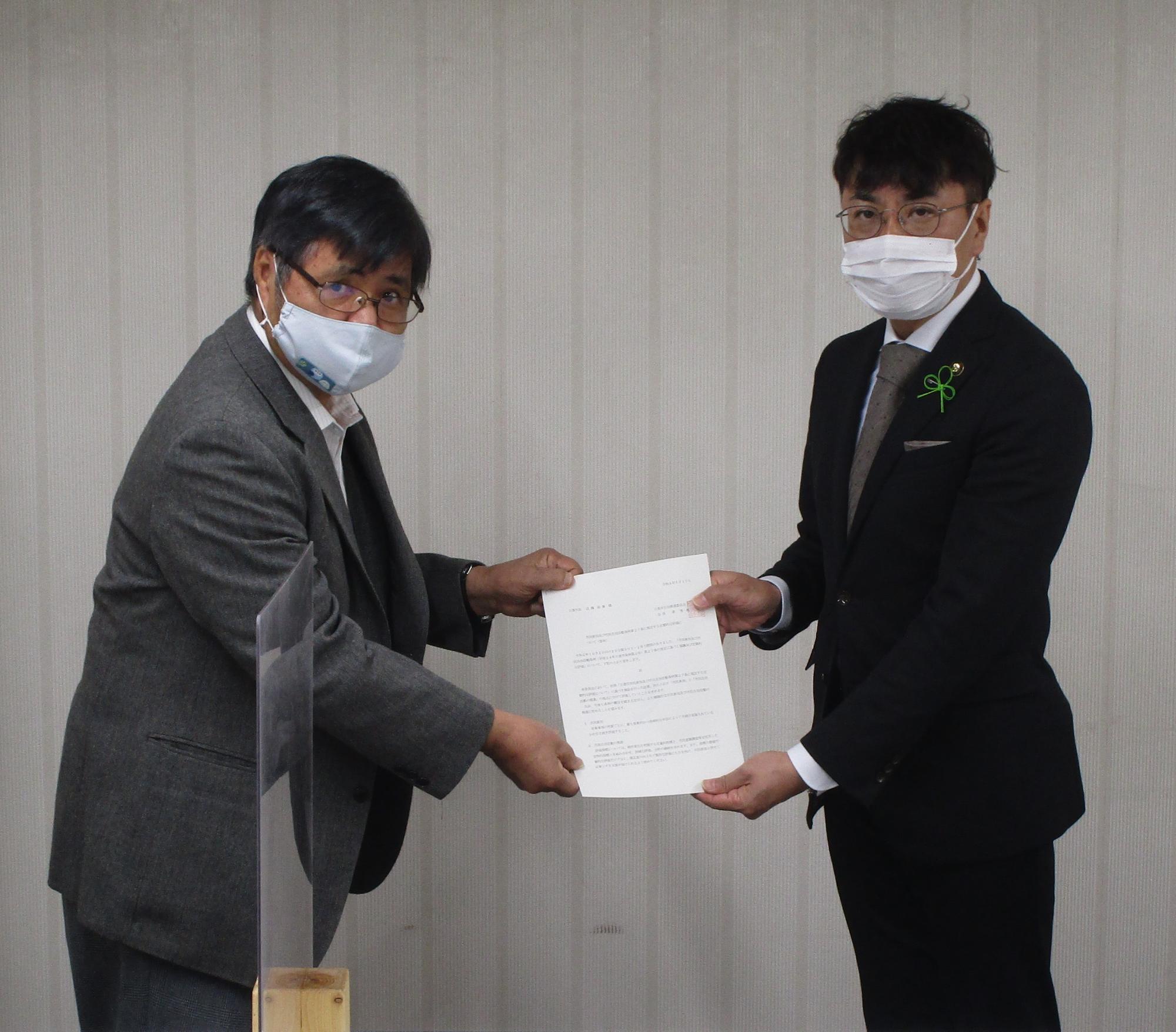 市長へ答申を手渡ししている写真