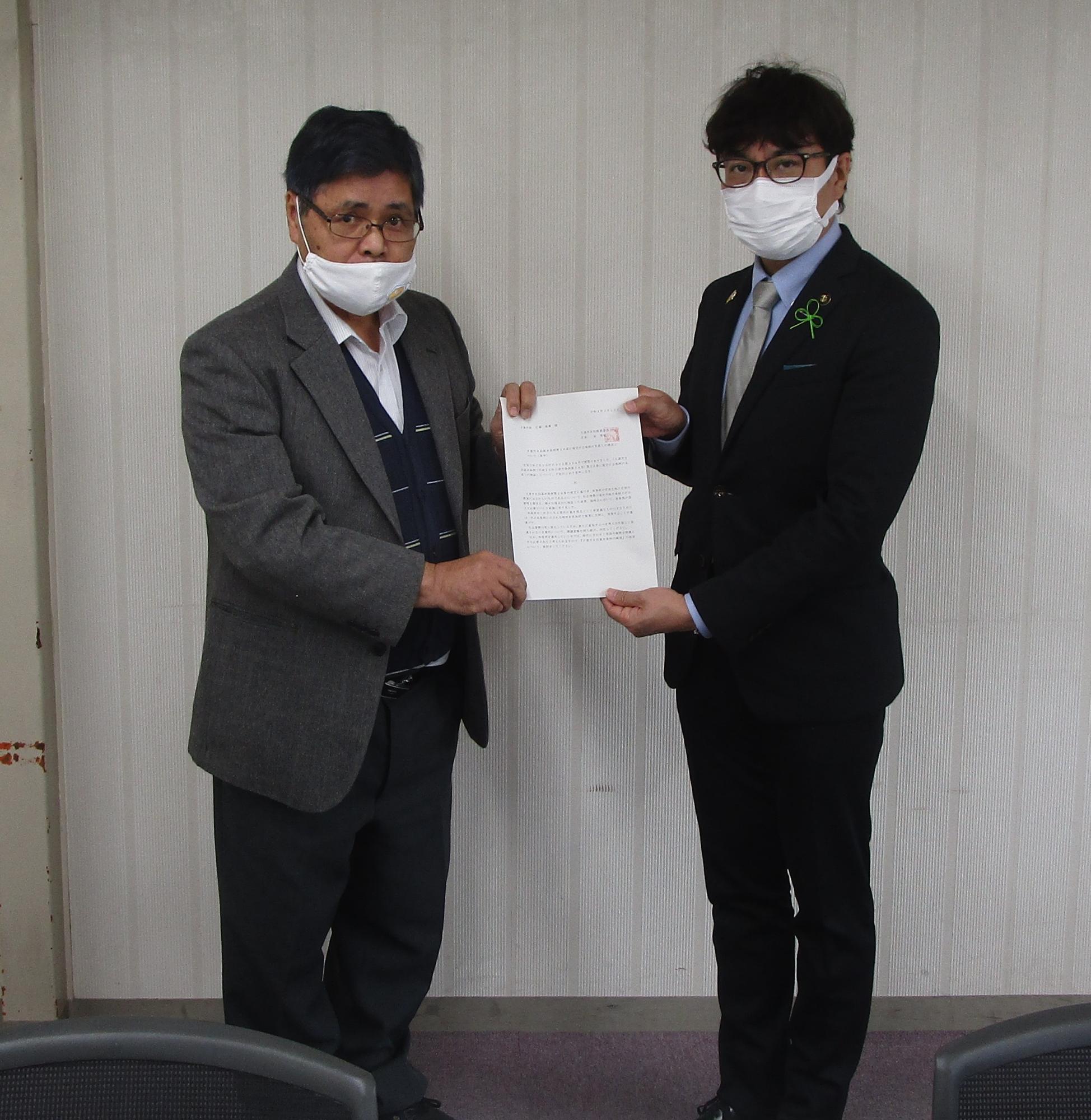 市長へ答申を手渡ししている写真