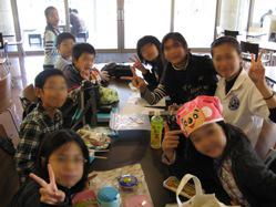 学食で学生さんと共に昼食をとっている写真
