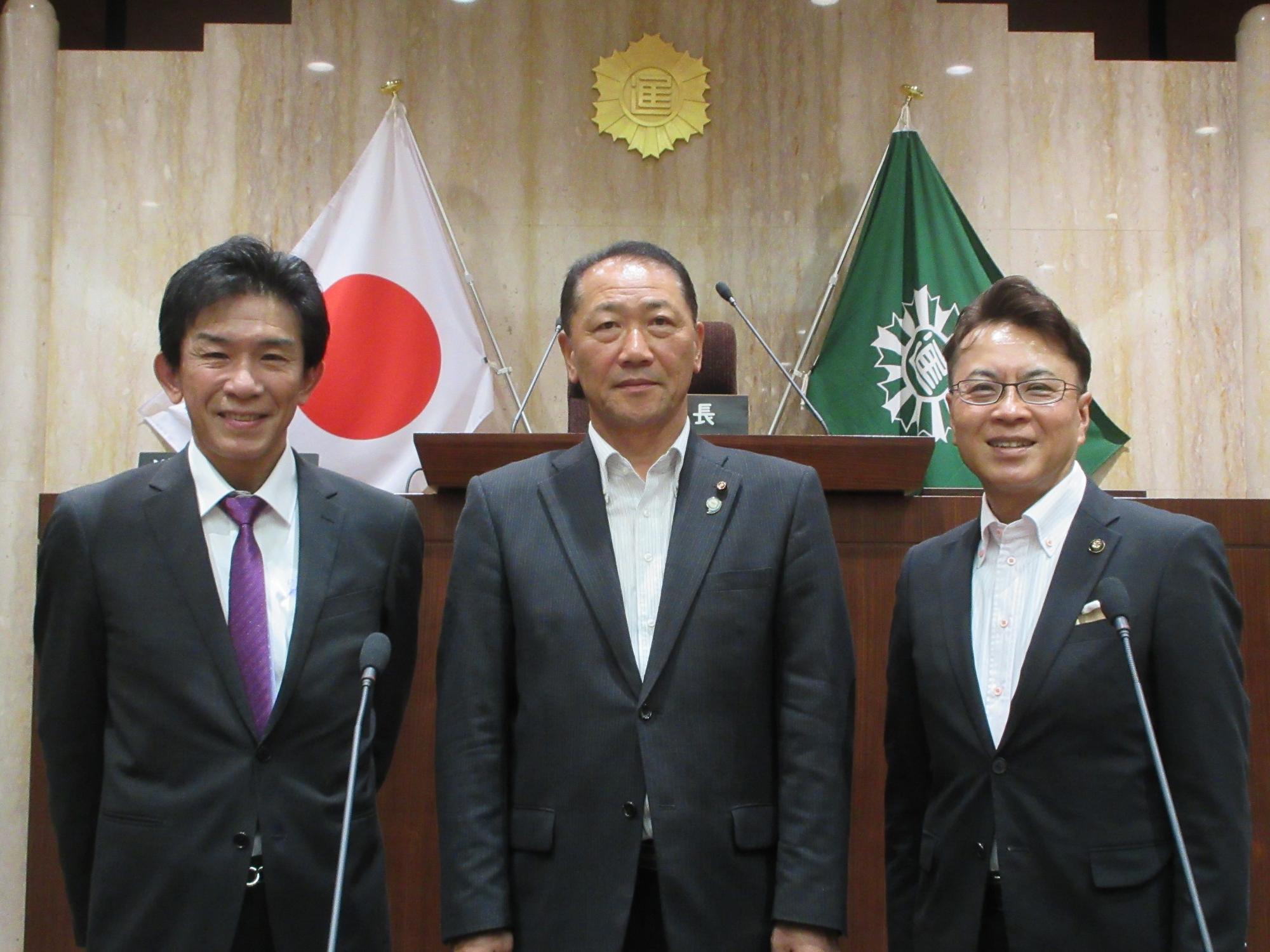 20250718_郡上市議会議長を議場に案内