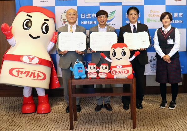 市長と両取締役社長、ヤクルトレディ、ヤクルトマンの集合写真