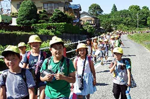 整列して歩く、北小学校児童の下校風景の写真